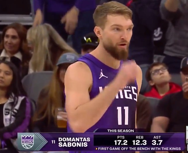 V站-欢迎回来！小萨复出&amp;国王生涯首次替补登场 全场观众欢呼鼓掌！